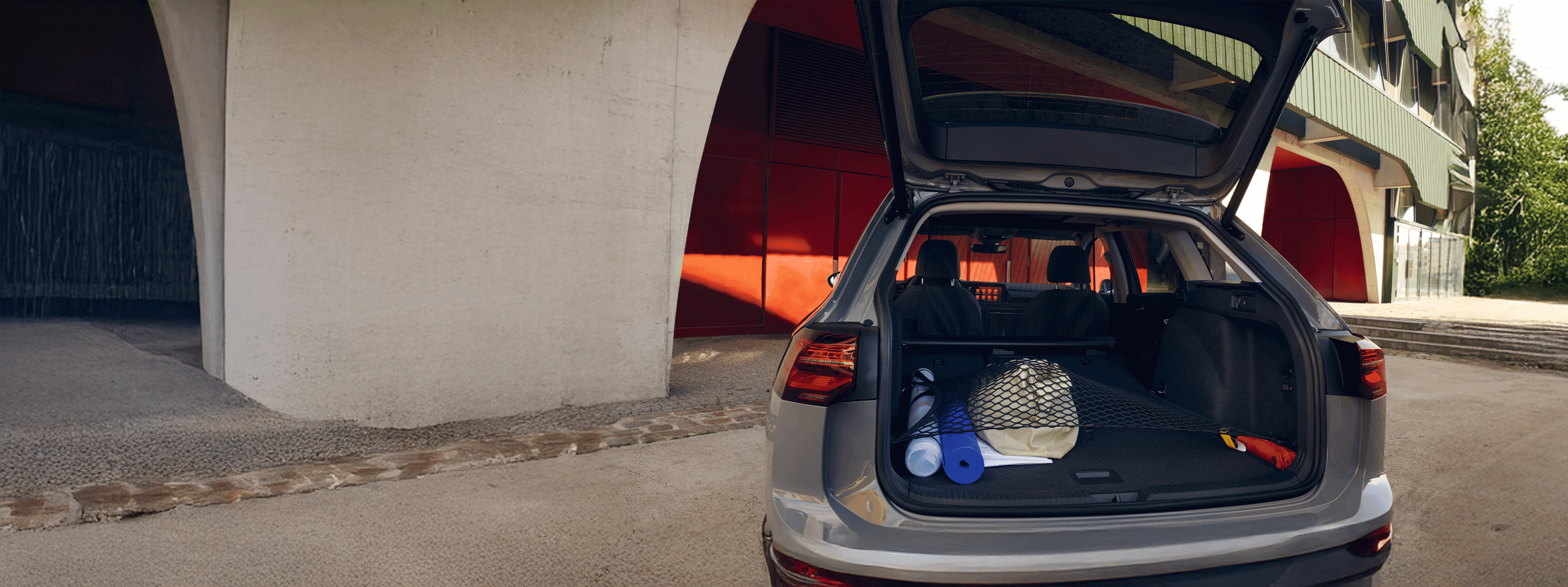 Przestronny bagażnik z siatką.