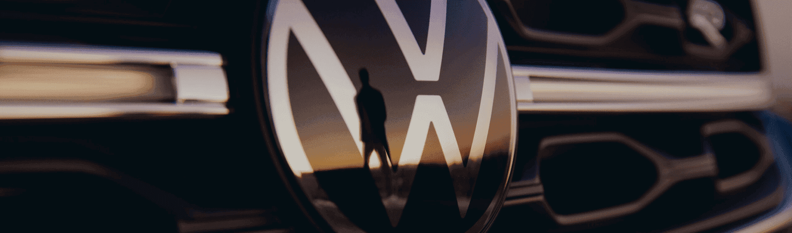 Refleksja w logo marki.