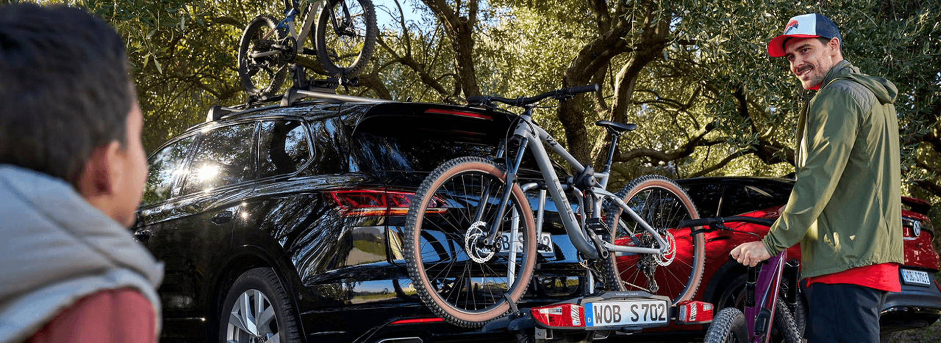 Stylowy samochód w lesie z rowerem górskim.